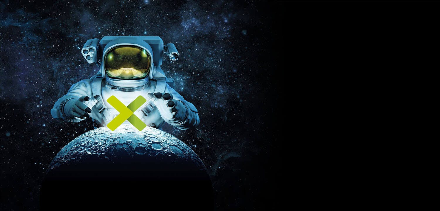 Astronauta segurando o X de Xgrow com um planeta a sua frente